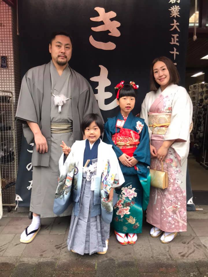 今年もあと1週間あまり あっという間ですね こちらのお客様は七五三のお祝いにご家族でお着物を着てくださいました 産地とお客様を結ぶ 京呉服の店 田巻屋