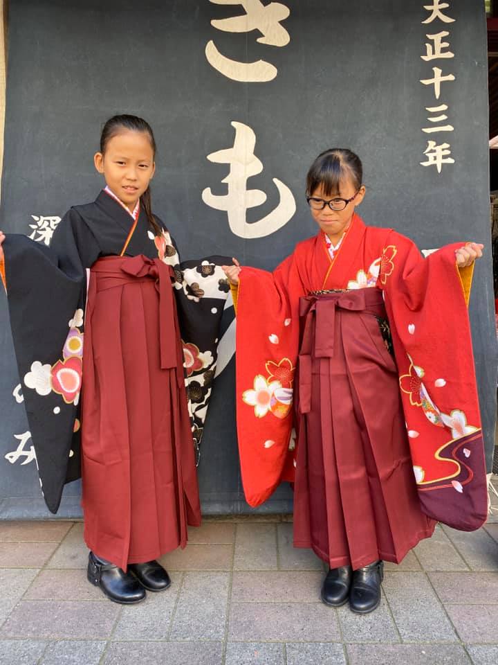 先日 1 2成人式をされたお嬢様 7歳のお祝いにご購入された着物に袴をコーディネートされました 産地とお客様を結ぶ 京呉服の店 田巻屋 先日 1 2成人式をされたお嬢様 7歳のお祝いにご購入された着物に袴をコーディネートされました 産地とお客様を結ぶ 京呉服の店 田巻屋