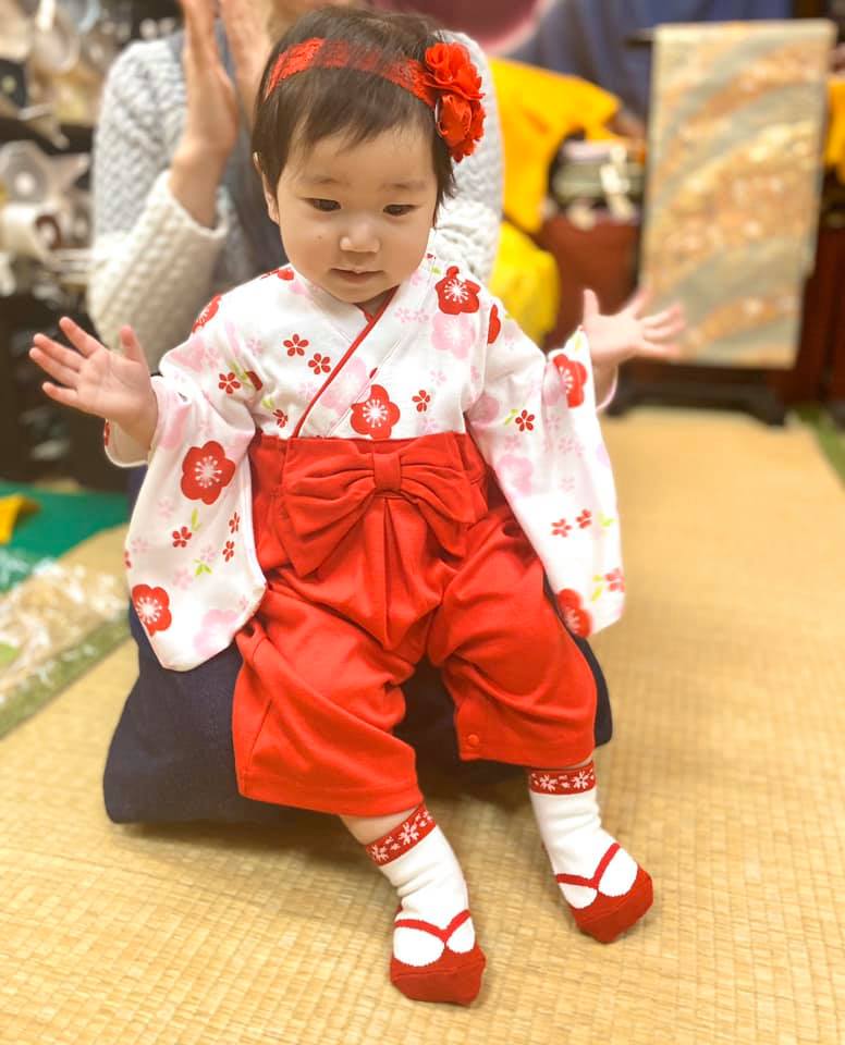 袴ロンパース かなりの人気です ヘッドアクセと靴下も発売となりました 産地とお客様を結ぶ 京呉服の店 田巻屋 袴ロンパース かなりの人気です ヘッドアクセと靴下も発売となりました 産地とお客様を結ぶ 京呉服の店 田巻屋